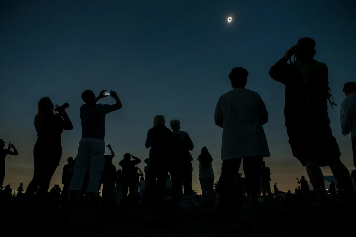 Personas observando el eclipse